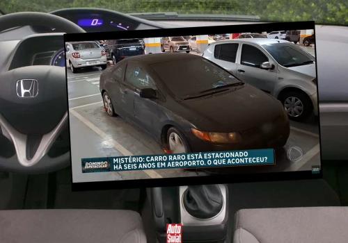 Ta Honda stoi przy lotnisku od sześciu lat. Kierowca zniknął, a opłaty wciąż rosną
