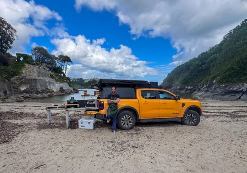 Ford wrzucił 7 kW na pakę hybrydowego pick-upa. Ranger PHEV stał się mobilną restauracją
