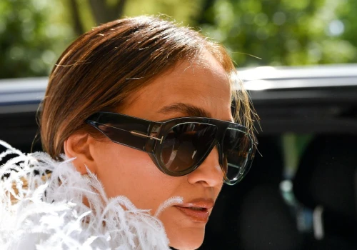 Jennifer Lopez podbija Paryż. Wszyscy patrzyli tylko na tył kreacji