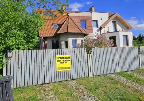 Kiedyś obiekt żartów, dziś wystawiony do sprzedaży. Pół bliźniaka w Dorotowie czeka na kupca