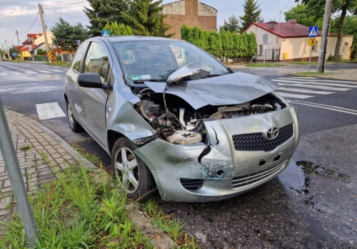 Wjechał Audi w Toyotę. Oba auta uderzyły jeszcze w Volkswagena