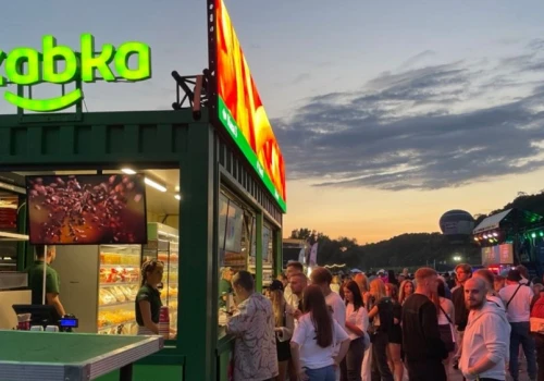 Żabka rusza w trasę koncertową. Odpala mobilne sklepy na festiwalach