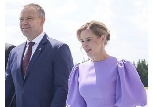 Marta Nawrocka w Turcji postawiła na fiolet. Ekspertka oceniła kreację. 