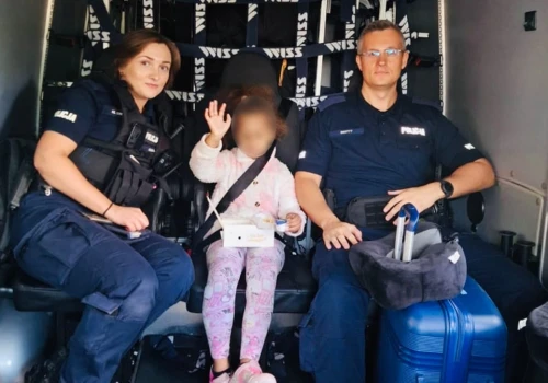 Rodzice odjechali pociągiem, a 5-latka została sama na peronie. Świadek, uratował sytuację