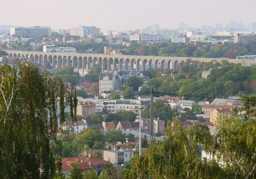 Nad akweduktem stoi... kolejny. Pod spodem kryje się jeszcze jeden. Widok, który zaskakuje