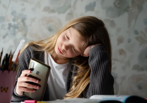 Zakaz telefonów w szkołach od nowego roku szkolnego. Co z uczniami z cukrzycą?