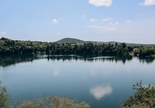 Jezioro powstało w kraterze wulkanu. Latem przyciąga tysiące osób szukających ochłody