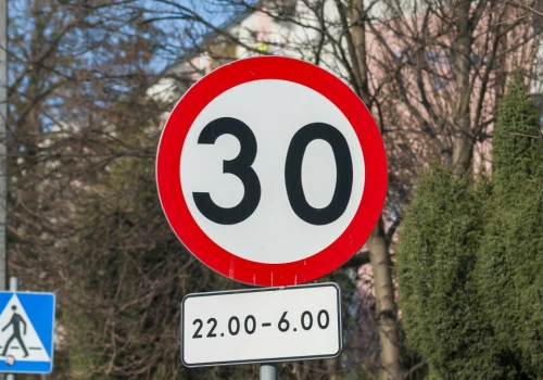 Skrzyżowanie nie zawsze odwołuje ograniczenie prędkości. Jest wyjątek