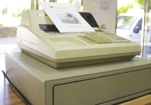 Koniec kas fiskalnych ucieszył przedsiębiorców. e-VAT może być dla nich pułapką