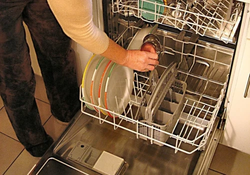 Ocet to za mało. Wystarczy 5 minut i zmywarka już nie śmierdzi