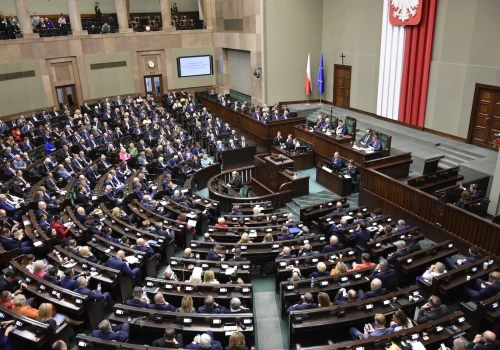 Czy afery pogrążają KO? Kto na nich zyskuje? SONDAŻ