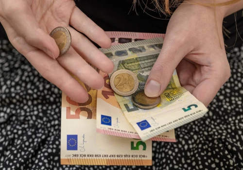 Imigranci, w tym Polacy, mają mieć ograniczony dostęp do zasiłków