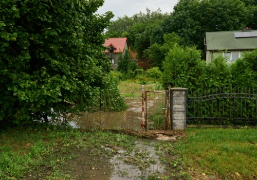 Sąsiad zalewa twoją działkę? Masz 5 lat na zgłoszenie, ale tej rzeczy nigdy nie rób