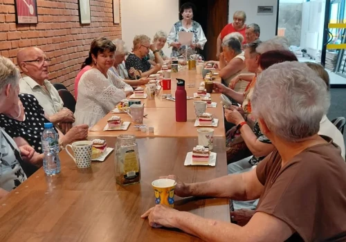 Kusi ich pstrąg ze Złotego Potoku. Seniorzy z Brzezinki planują letnie podróże