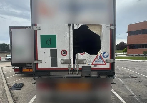 Podjeżdżali Sprinterem do jadących ciężarówek, rozcinali naczepy i kradli ładunki