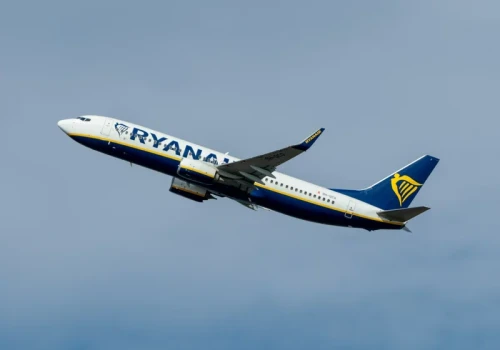 Samolot Ryanair nagle zmienił kurs. Pilot nadał kod 7700