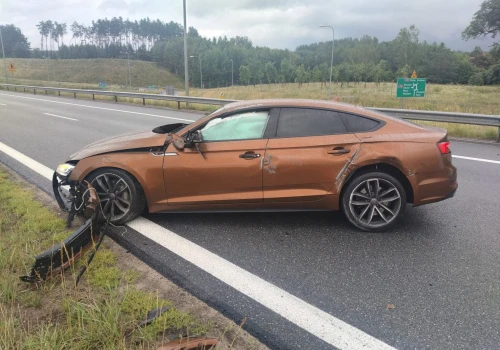 S51. 21-latek w Audi uderzył w bariery energochłonne