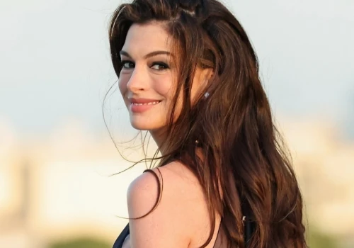 43-letnia Anne Hathaway zostanie mamą. Na premierze wyglądała przepięknie