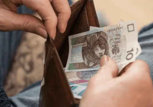 Dodatkowe świadczenia dla osób 65+. Wiele osób nie wie i traci pieniądze