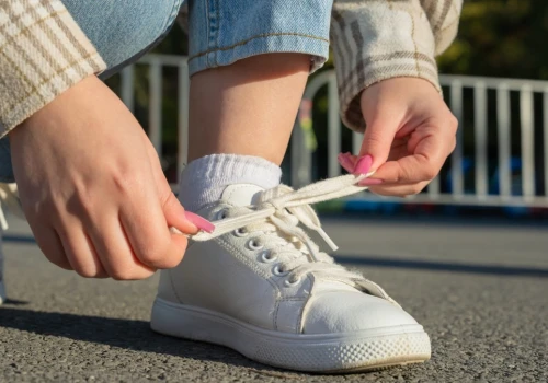 Większość z nas źle sznuruje buty. Podolog tłumaczy, jak zrobić to dobrze