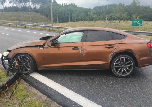 Nie opanował Audi klasy premium i wypadł z drogi. 21-latek zakończył jazdę na barierach
