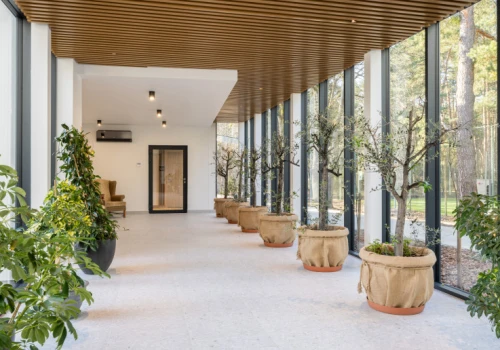 Hotel pod Warszawą zatopiony w naturze. Tak wygląda nowe skrzydło