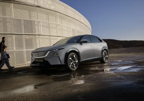 Mazda CX-6e startuje w Polsce od 206 100 zł. Ma 484 km zasięgu i akumulator LFP