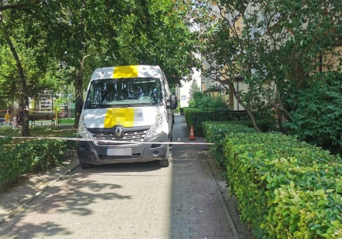 Kurier InPost potrącił seniorkę na chodniku. Kobieta nie żyje