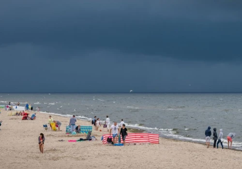 Niebezpieczne wakacje nad Bałtykiem. Czerwone alerty, zamykane atrakcje