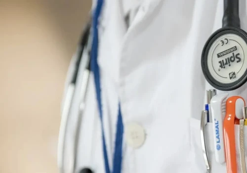 Ortopeda wystawił szpitalowi dwie faktury. Łącznie - prawie 600 tysięcy złotych