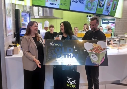 Thai Wok otworzył lokal w Galerii Katowickiej. Jedna z pierwszych klientek wylosowała roczny voucher na pad thai