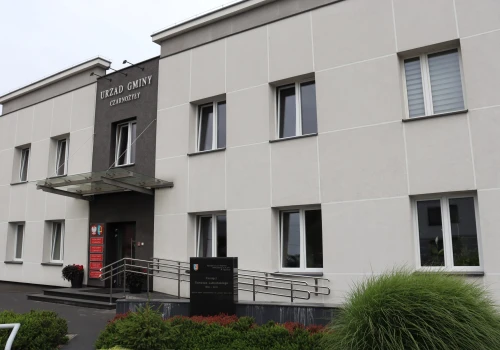 Urząd Gminy w Czarnożyłach przeszedł kompletną metamorfozę energetyczną – m.in. wymieniono 32 okna, zainstalowano 28 nowych grzejników i 14 klimatyzatorów