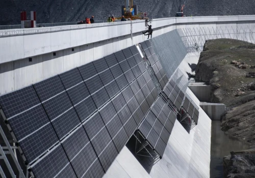 Szwajcarzy zamontowali panele słoneczne na tamie przy jeziorze elektrowni. Efekt: produkcja energii zimą wzrosła trzykrotnie