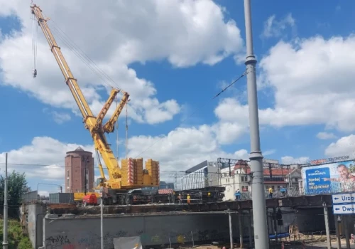 Wielki dźwig przy Kinie Rialto. Połowa wiaduktu nad ul. św. Jana została rozebrana
