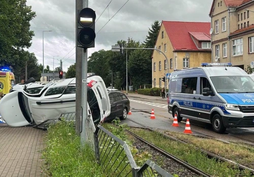 Dacią wymusił pierwszeństwo i wpadł na torowisko. Samochód zatrzymał się na boku