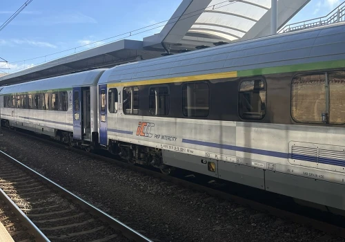 Prawie połowa pociągów PKP Intercity codziennie jedzie dłużej. Przez wózki