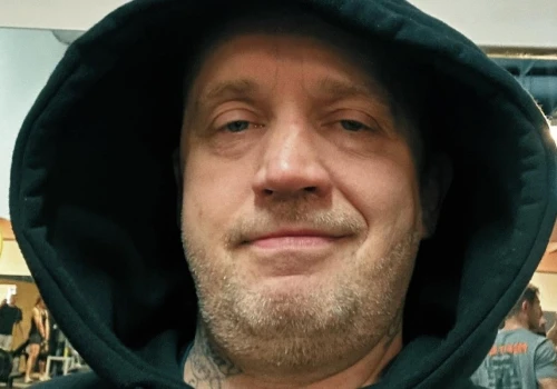 Peja wrócił na Jeżyce razem z synem. Uczcił 29-lecie „Zwykłej codzienności”