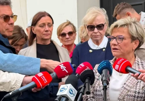 Zamknięte drzwi resortu: Protest pielęgniarek przed Ministerstwem Zdrowia