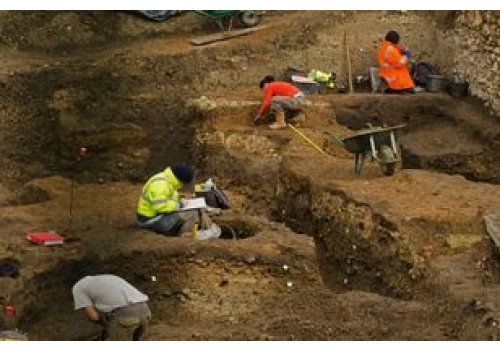 Archeolodzy odkrywają tajemnice placu Zwycięstwa w Pile. Światło dzienne ujrzały fragmenty muru i bruku, po którym dawniej chodzili Pilanie