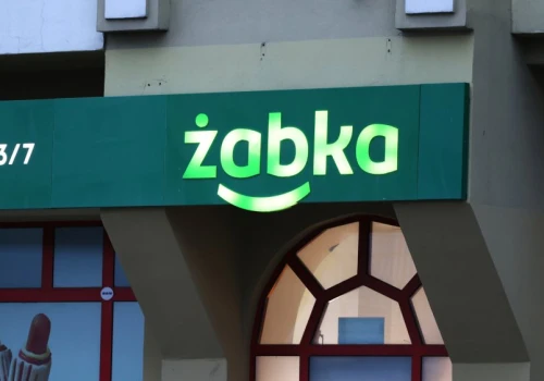Kurs akcji Żabki spada. Mimo to spółka rzuca rękawicę gigantom