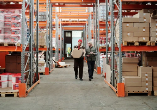 Logistyka to nie jeden wskaźnik. Firmy uczą się kompromisów między czasem, kosztem i technologią