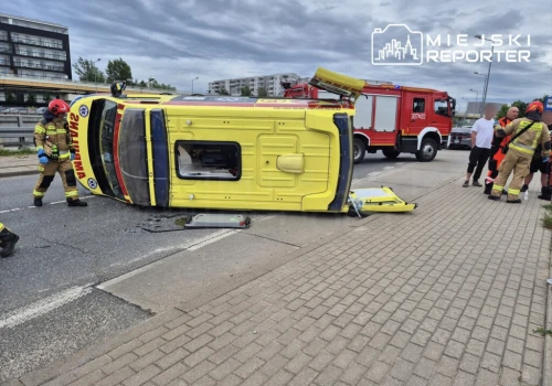 Zderzenie karetki z Volvo na Bemowie. Ambulans na boku