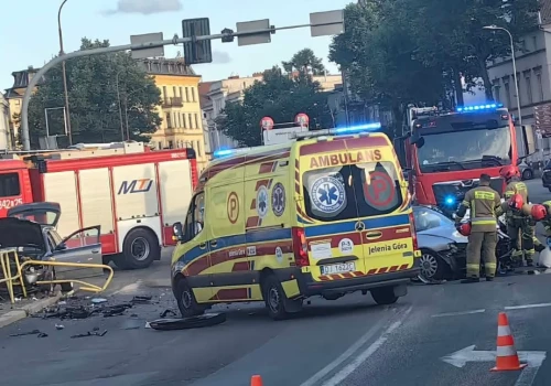 Poważny wypadek w centrum Jeleniej Góry. Zderzenie dwóch samochodów, duże utrudnienia.