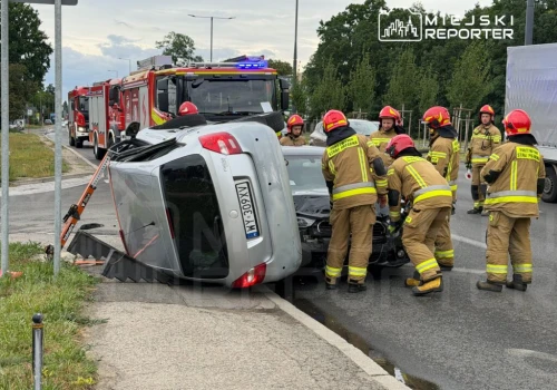 Zderzenie dwóch aut na Białołęce. Skoda wylądowała na boku