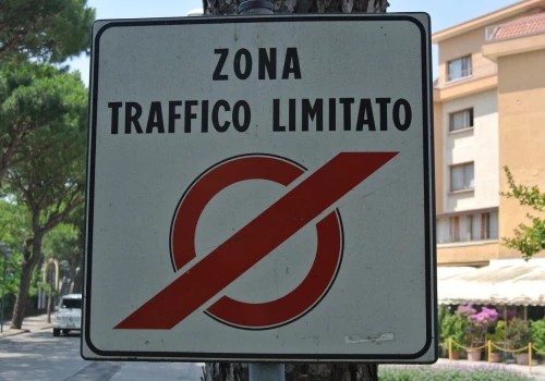 Turyści wpadają w tę pułapkę każdego dnia. Nie zauważysz tego znaku, zapłacisz