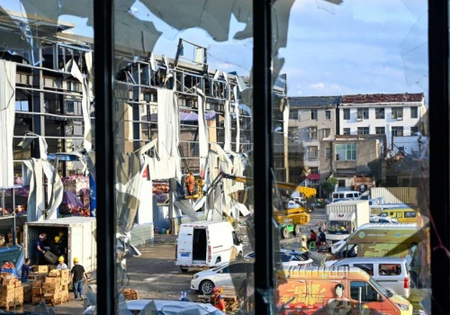 Tornado porwało mężczyznę z mieszkania na 12. piętrze. Walczy o życie