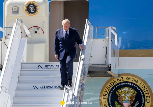 Donald Trump niespodziewanie zmienił samolot. Wybrał stary Air Force One, w tle pytania o maszynę z Kataru