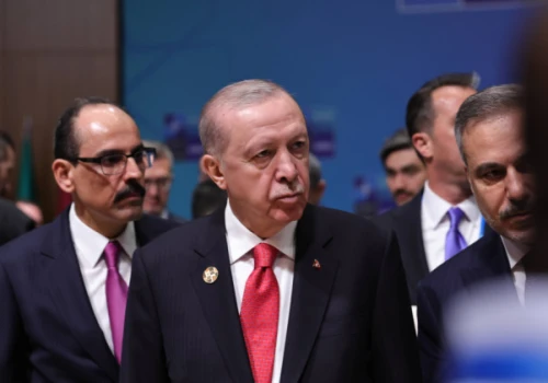Szczyt NATO w Ankarze. Erdogan podarował przywódcom rewolwery i amunicję