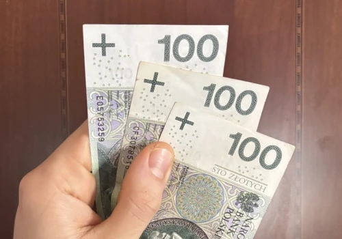 ZUS tym emerytom co miesiąc wysyła gotówkę. Wystarczy jeden wniosek