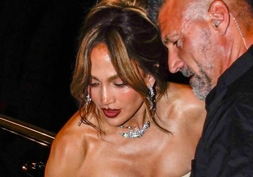 Jennifer Lopez w kreacji Stéphane'a Rollanda. Monumentalna sylwetka zachwyciła Paryż